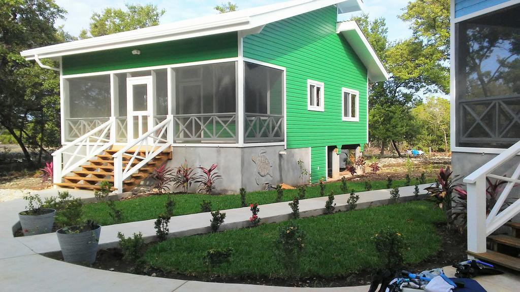 Serenity Beach Cottages Utila Exteriör bild